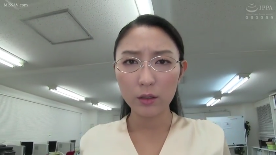 眼镜 · 办公室 · 电脑 · 面部特写 · 职业装 · 注视 · 对视 · 严厉