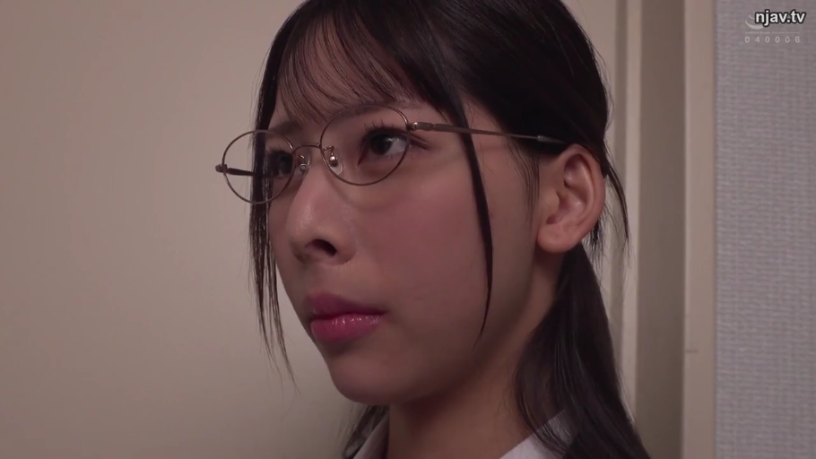 室内 · 眼镜 · 陶醉 · 闭眼 · 面部特写 · 侧头 · 白色服装