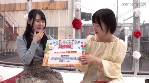 坐姿 · 展示 · 中景 · 微笑 · 摄影棚 · 休闲服 · 看板 · 魔镜号