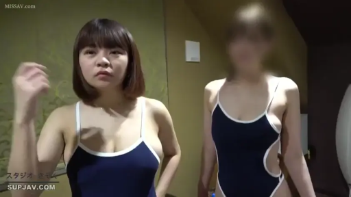 室内 · 严肃 · 站立 · 展示 · 半身 · 双人 · 泳装