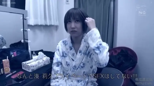 坐姿 · 自然 · 上半身 · 短发 · 梳妆台 · 整理头发 · 浴袍 · 化妆间