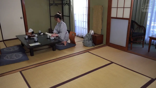 跪坐 · 和室 · 遠景 · 平凡 · 浴衣 · 茶具 · 传统 · 倒茶