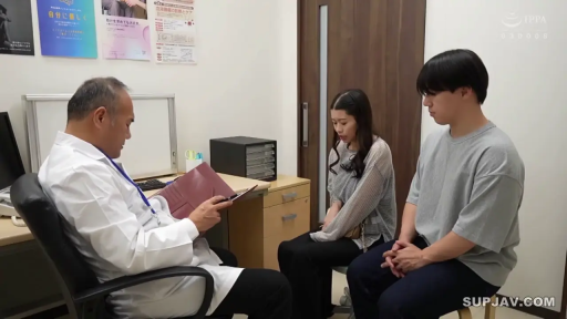 坐姿 · 咨询 · 沉稳 · 诊疗室 · 中景 · 多人 · 病历本 · 日常休闲服