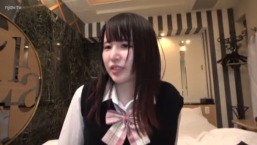 坐姿 · 揉乳 · 卧室 · 胸部特写 · 巨乳 · 枕头 · 诱惑微笑 · 白色蕾丝睡裙