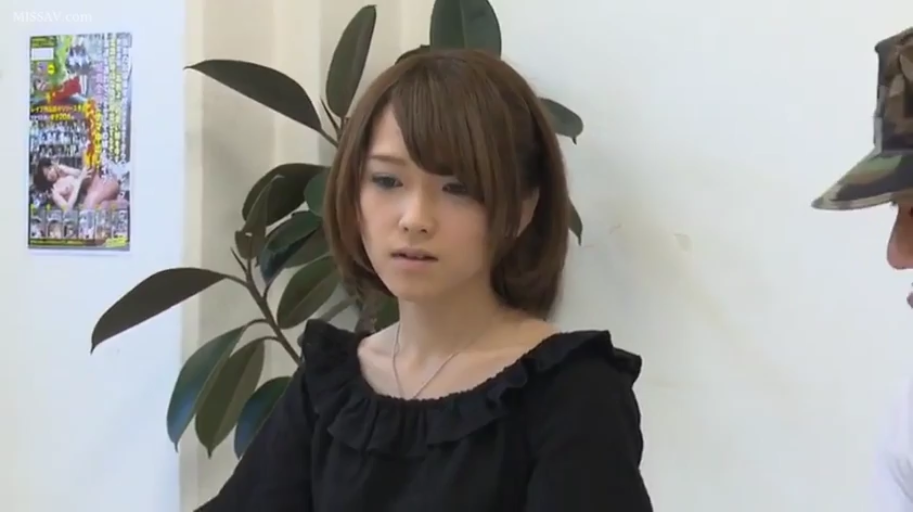 Indoor · Sitting Posture · Medium shot · Potted plant · Stare · Asian women · 忧虑 · 黑色荷叶边上衣