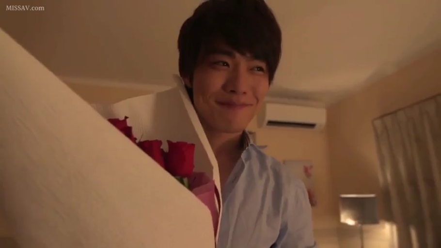 卧室 · 站立 · 微笑 · 半身特写 · 浅蓝色衬衫 · 暖色灯光 · 玫瑰花束 · 手持玫瑰