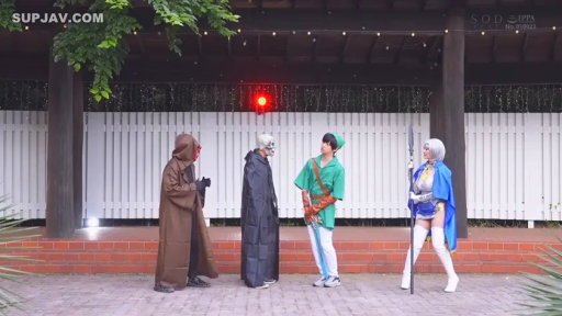 全身 · 自然 · 长矛 · 多人场景 · 角色扮演服 · 户外庭院 · 站立互动 · 剧情演绎