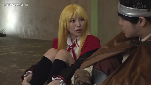 交谈 · 严肃 · 中景 · 影棚 · 屈膝坐 · 角色扮演服 · 披风 · 金色假发