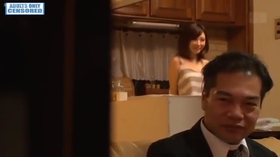 中景 · 警服 · 室内沙发 · 女王 · 警帽 · 开腿跨坐 · 踩踏调教 · 冷酷俯视