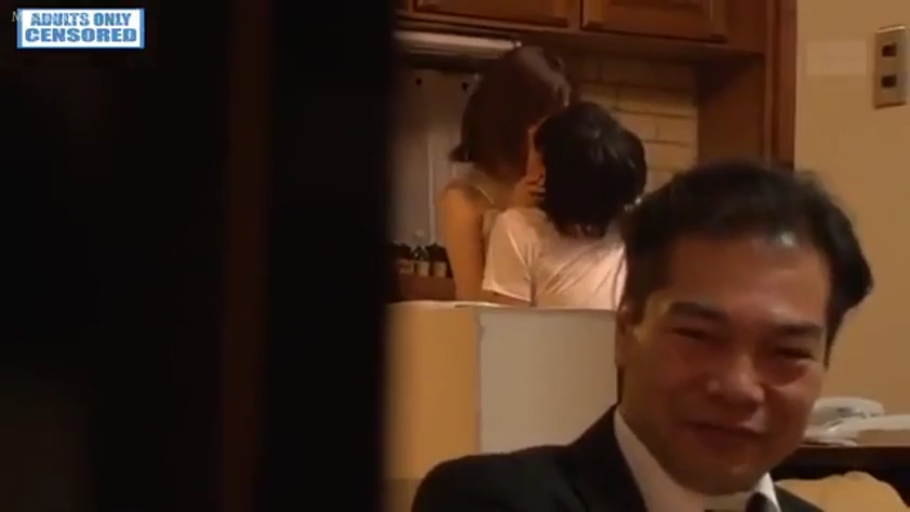 微笑 · 户外 · 手机屏幕 · 碎花上衣 · 智能手机 · 展示照片 · 握持手机 · 画面叠加