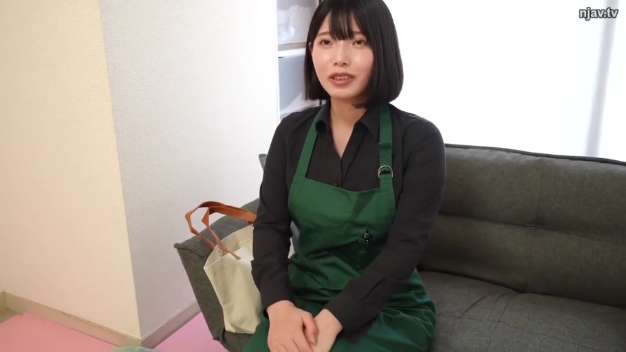 全裸 · 站立 · 微笑 · 户外 · 短发 · 侧后身 · 拉下底裤 · 树