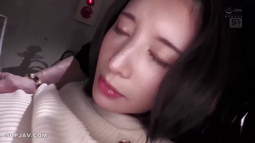 室内 · 脸部特写 · 躺姿 · 熟女 · 陶醉表情 · 饰品 · 米色针织衫 · 亲热行为