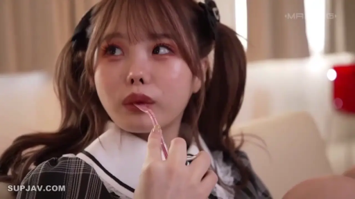 坐姿 · 面部特寫 · 雙馬尾 · 室内背景 · 诱惑表情 · 格子女仆装 · 舔舐吮吸 · 粉色塑料棒