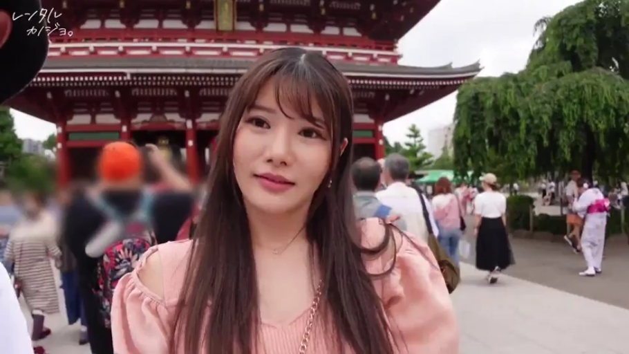 站立 · 看向镜头 · 胸部以上特写 · 自然微笑 · 粉色露肩上衣 · 户外寺庙