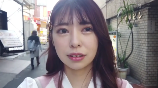 站立 · 注视镜头 · ワンピース · 头部特写 · 无辜 · 发饰 · 户外街道 · 亚洲