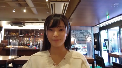 正坐 · 注视镜头 · 白色毛衣 · 日常场景 · 人像特写 · 咖啡厅 · 微露笑意 · 室内桌椅