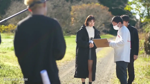 站立 · 自然 · 麦克风 · 长款羽绒服 · 采访 · 郊外 · 剧组工作