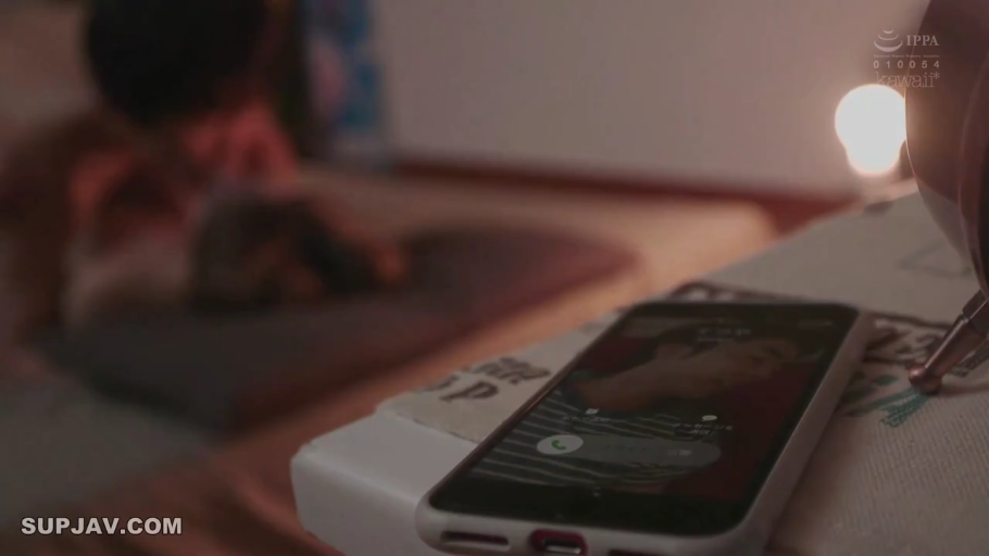 卧室 · 静止 · 智能手机 · 不适用 · 不适用 · 手机特写 · 显示通话 · 景深虚化