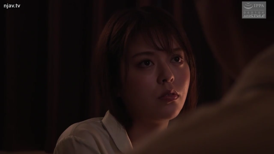 室内 · 迷离 · 白衬衫 · 面部特写 · 昏暗灯光 · 凝视 · 对坐