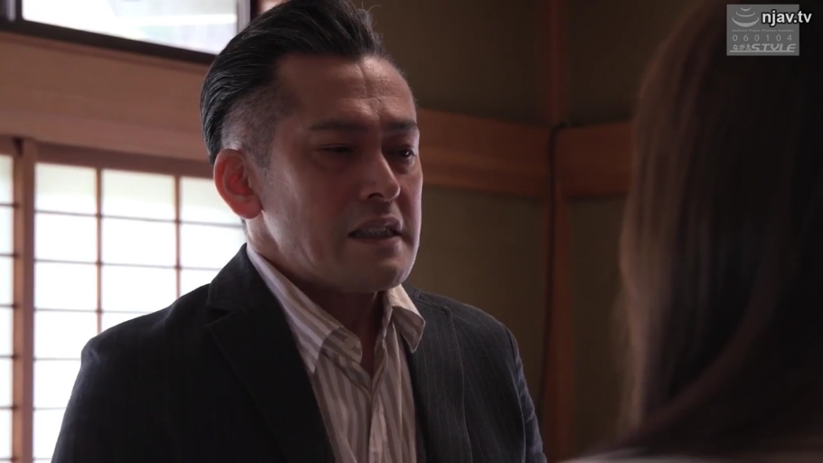 交谈 · 严肃 · 站立 · 中景 · 多人 · 室内和室 · 羽织