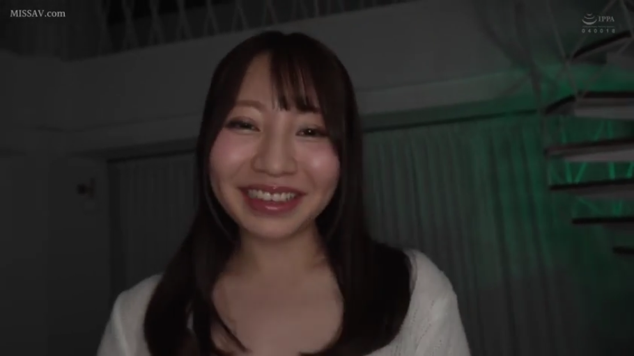 室内 · 脸部特写 · 微笑 · 面对镜头 · 白色上衣 · 长发 · 正面坐姿