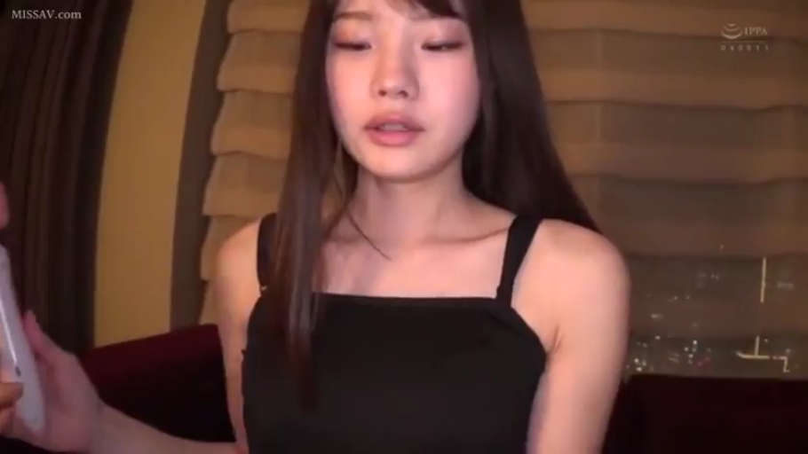 卧室 · 坐姿 · 迷离 · 半身特写 · 长发 · 黑色吊带衫 · 手持按摩棒 · 白色按摩棒