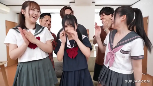 室内 · 站立 · 多人 · 水手服 · 灿烂笑容 · 多人全景 · 招手欢呼 · 特效字幕