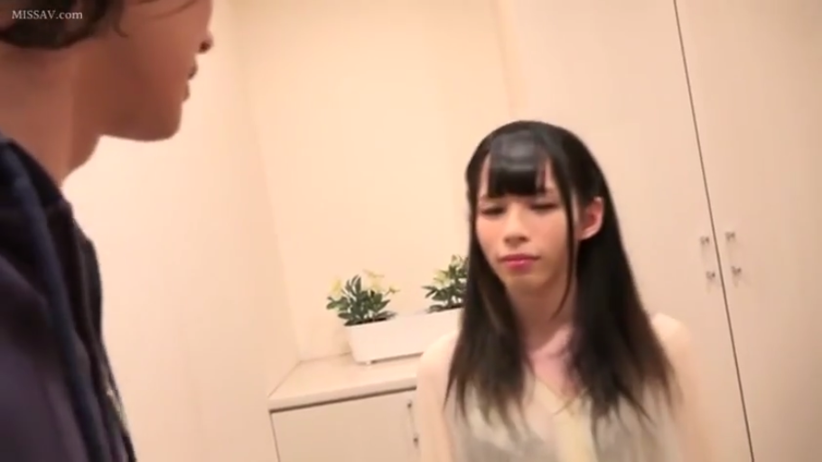 Indoor · Stand · Medium shot · 平静 · Potted plant · 对话 · Japanese AV · Light-colored top