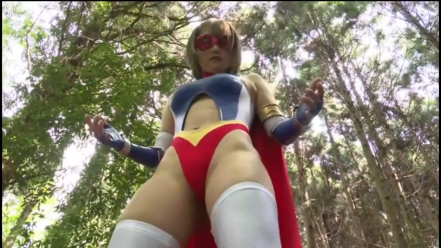 嚴肅 · 站立 · 擺拍 · 低角度 · 面具 · 森林 · 英雄制服