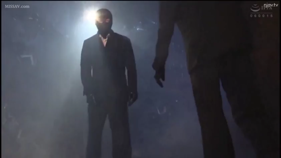 站立 · 全景 · 昏暗室内 · 对峙 · 黑色西装 · 蒙面 · 聚光灯 · 诡异氛围