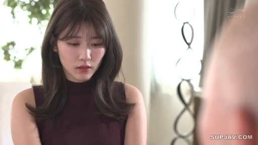 室内 · 坐姿 · 沉思 · 忧郁 · 脸部特写 · 长发 · 无袖上衣