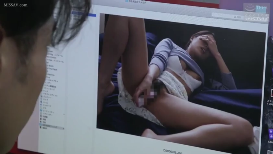 卧室 · 陶醉 · 自慰 · 按摩棒 · 私处 · 侧卧 · 紫色开衫 · 画中画