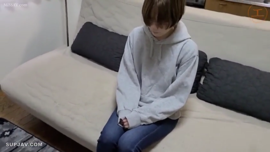 室内 · 坐姿 · 半身 · 灰色连帽衫