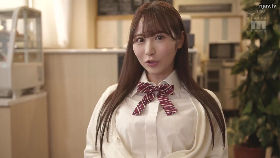 室内 · 坐姿 · 校服 · 巨乳 · 微笑 · 半身 · 注视镜头