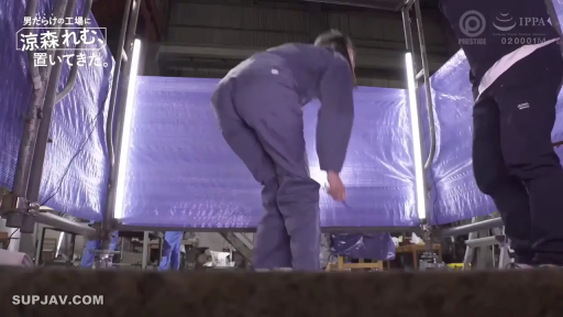 跪姿 · 远景 · 工作服 · 文字 · 工厂 · 搭建 · 脚手架