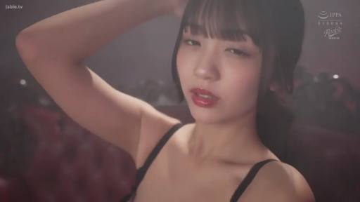 室内 · 迷离 · 摆拍 · 上半身特写 · 黑色内衣 · 红色沙发 · 抬手