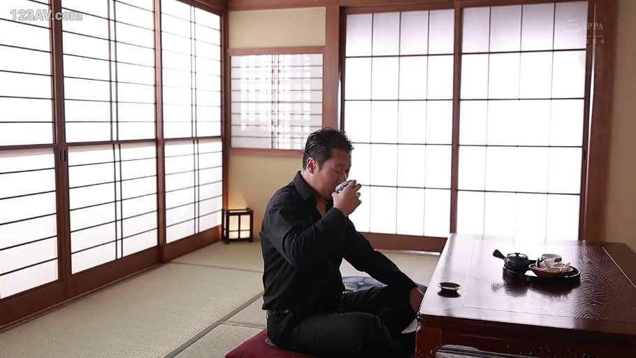 和室 · 盘腿坐 · 沉穩 · 茶具 · 中远景 · 成年男性 · 喝茶 · 黑色長袖襯衫