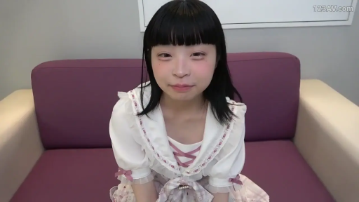 坐姿 · 面部特写 · 注视镜头 · 室内沙发 · 羞涩微笑 · 洛丽塔风服饰 · 齐刘海黑发