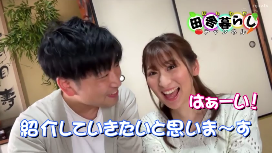 室内 · 坐姿 · 休闲装 · 交流 · 近景 · 大笑 · 视频截图