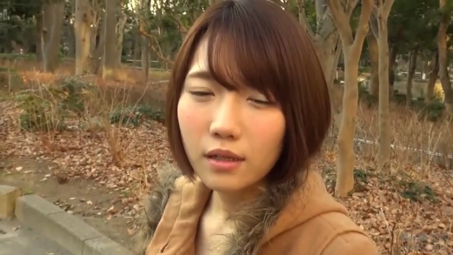 臉部特寫 · 站姿 · 自然 · 户外 · 短发 · 说话 · 棕色毛领大衣