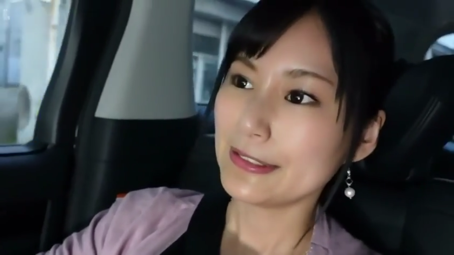 Sitting Posture · Conversation · Smile · 面部特写 · 车内 · Pink top · 亚洲人 · Seat belt