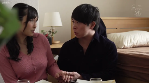 坐姿 · 牵手 · 卧室 · 中景 · 餐具 · 认真 · 粉色针织衫 · 居家背景