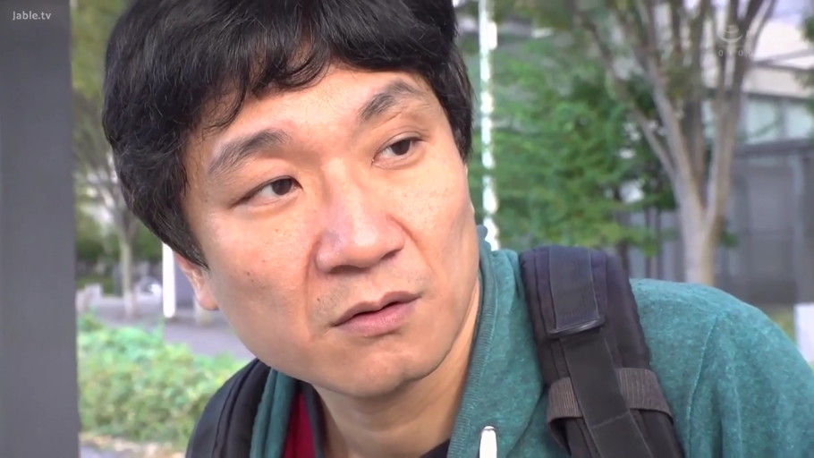 真剣 · 顔のクローズアップ · 観察 · 屋外 · リュックサック · 横に頭を傾ける · 成年男性 · 绿色连帽衫