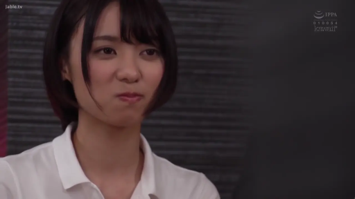 室内 · 面部 · 白色衬衫 · 正坐 · 凝视 · 短发 · 噘嘴