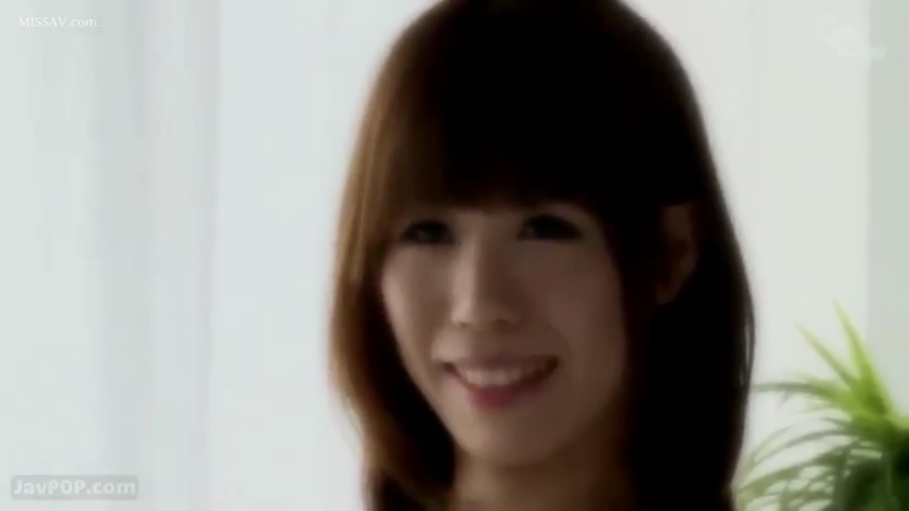 室内 · 脸部特写 · 微笑 · 正面 · 看向镜头 · 亚洲女性 · 植物