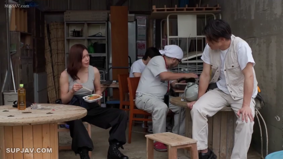 坐姿 · 中景 · 自然 · 灰色背心 · 熟女 · 吃飯 · 便当 · 工地休息室