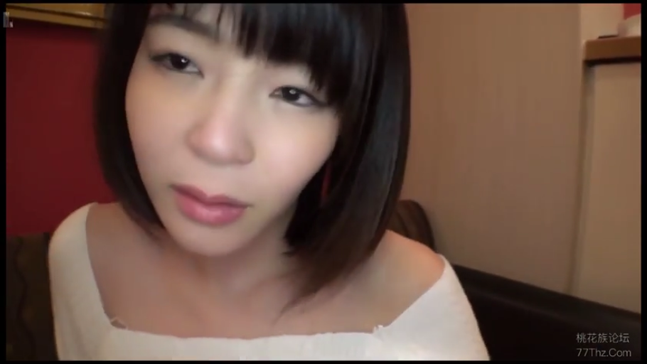 室内 · 坐姿 · 脸部特写 · 迷离 · 注视镜头 · 短发 · 白色一字领