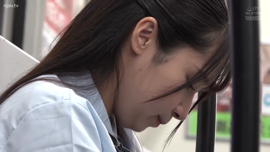 严肃 · 单人 · 俯身 · 脸部特写 · 卧室 · 制服 · 注视