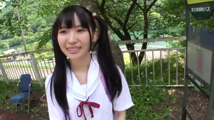 站立 · 中景 · 微笑 · 对视 · 户外 · 水手服 · 双马尾 · 站牌