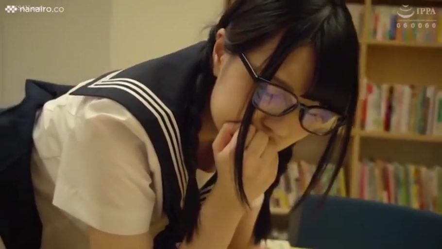 身をかがめる · 顔部のクローズアップ · 水手服 · 図書館